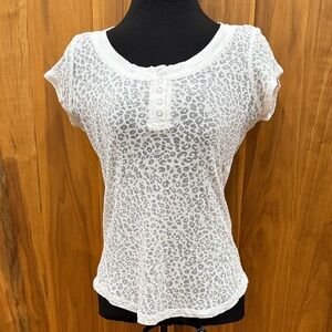 LEI White Leopard Print Short Sleeve Tee